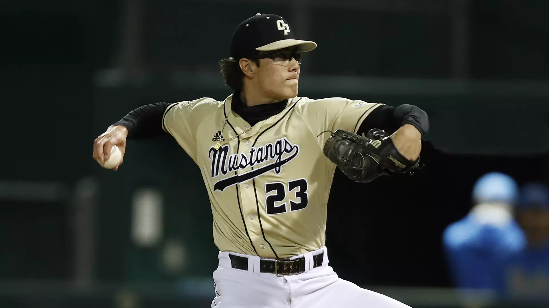 Bryan Woo throwing a fastball as a Cal Poly Mustang.